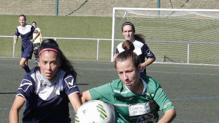 Un lance de un partido de este curso en el Pahíño de Navia. // Alba Villar