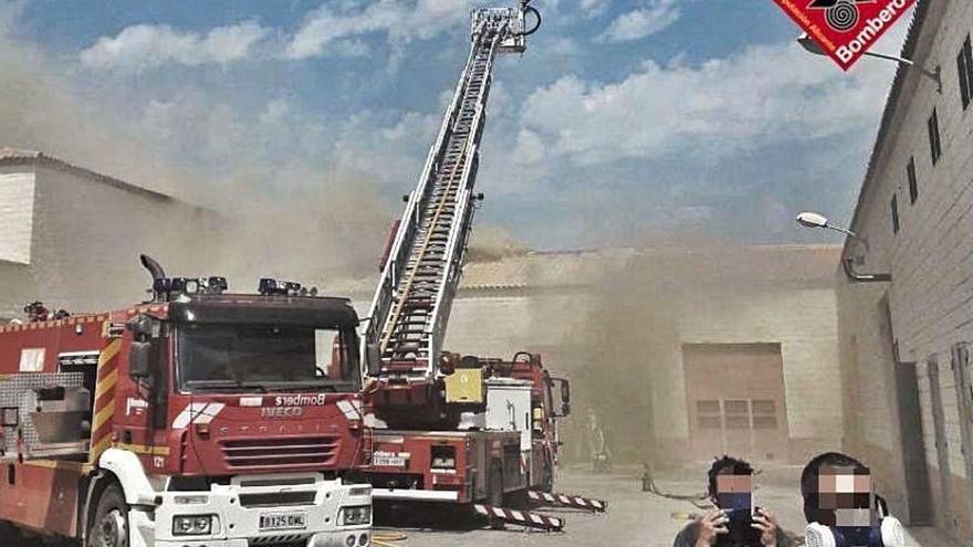 Los bomberos atajan una fuga de gases tóxicos en la depuradora de Dénia