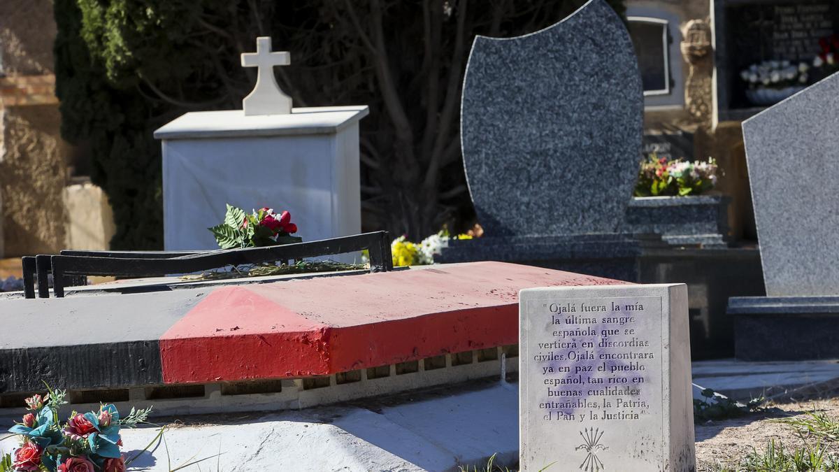 Yugos y flechas franquistas en la tumba de José Antonio Primo de Rivera en Alicante