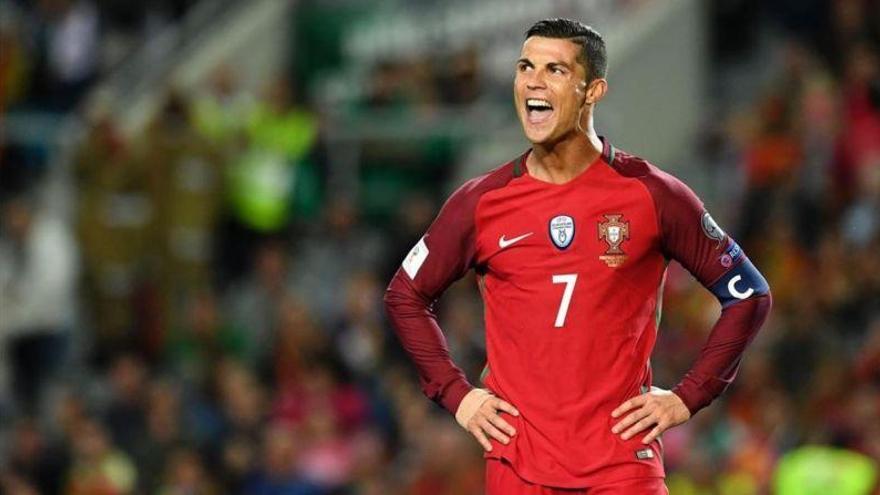 El cabreo de Cristiano Ronaldo después de fallar otro penalti ante Letonia