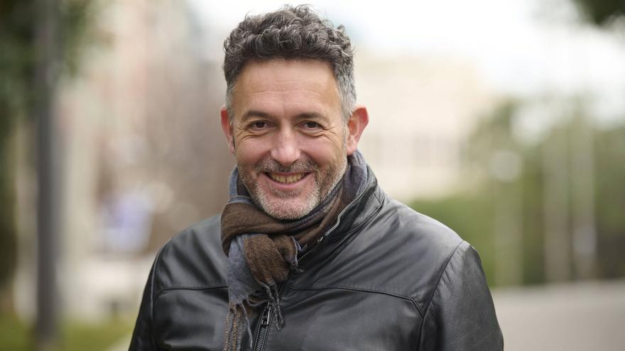 Mikel Santiago: "Una buena idea para matar a alguien es llevarle a pasear a un acantilado"