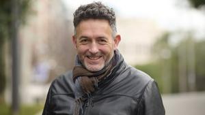 El escritor Mikel Santiago. 