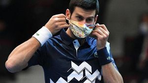 Djokovic se coloca una mascarilla.