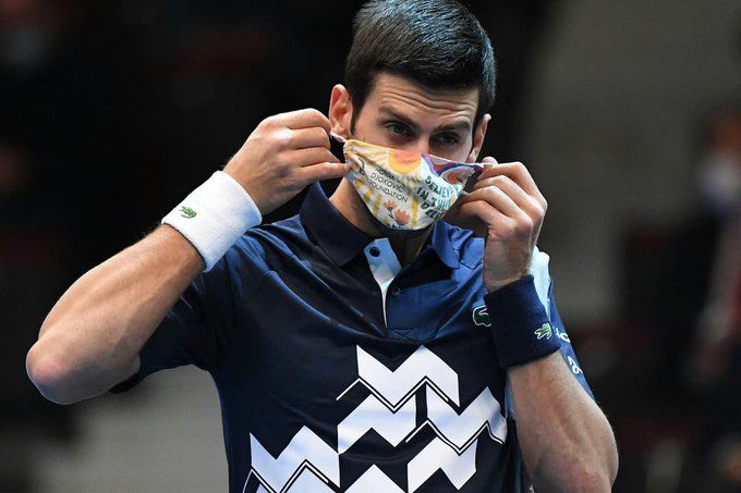 Djokovic se coloca una mascarilla.