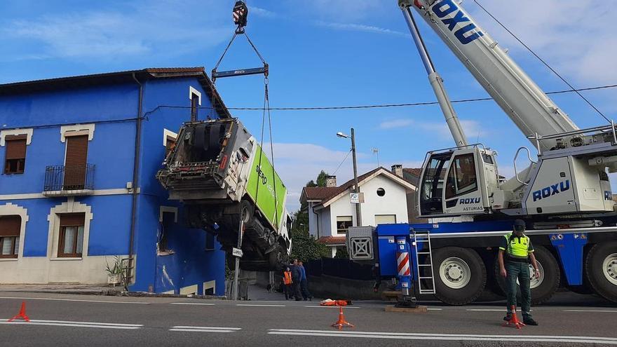 Susto en Colloto (Siero): un camión de la basura se empotra en las escaleras de una casa