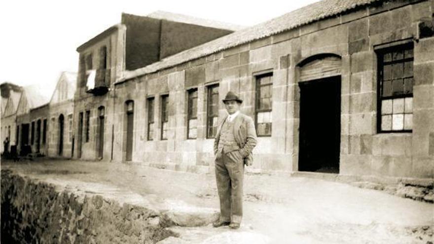 El empresario Pietro Montemerlo, en 1915, delante del emplazamiento original de la conservera en Ojea.   | // ARCHIVO FAMILIAR