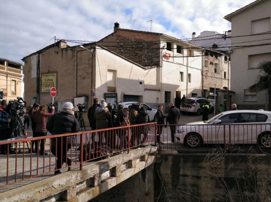 Expectació mediàtica a l'entorn dels habitatges familiars de Magentí, el dimarts 27 de febrer