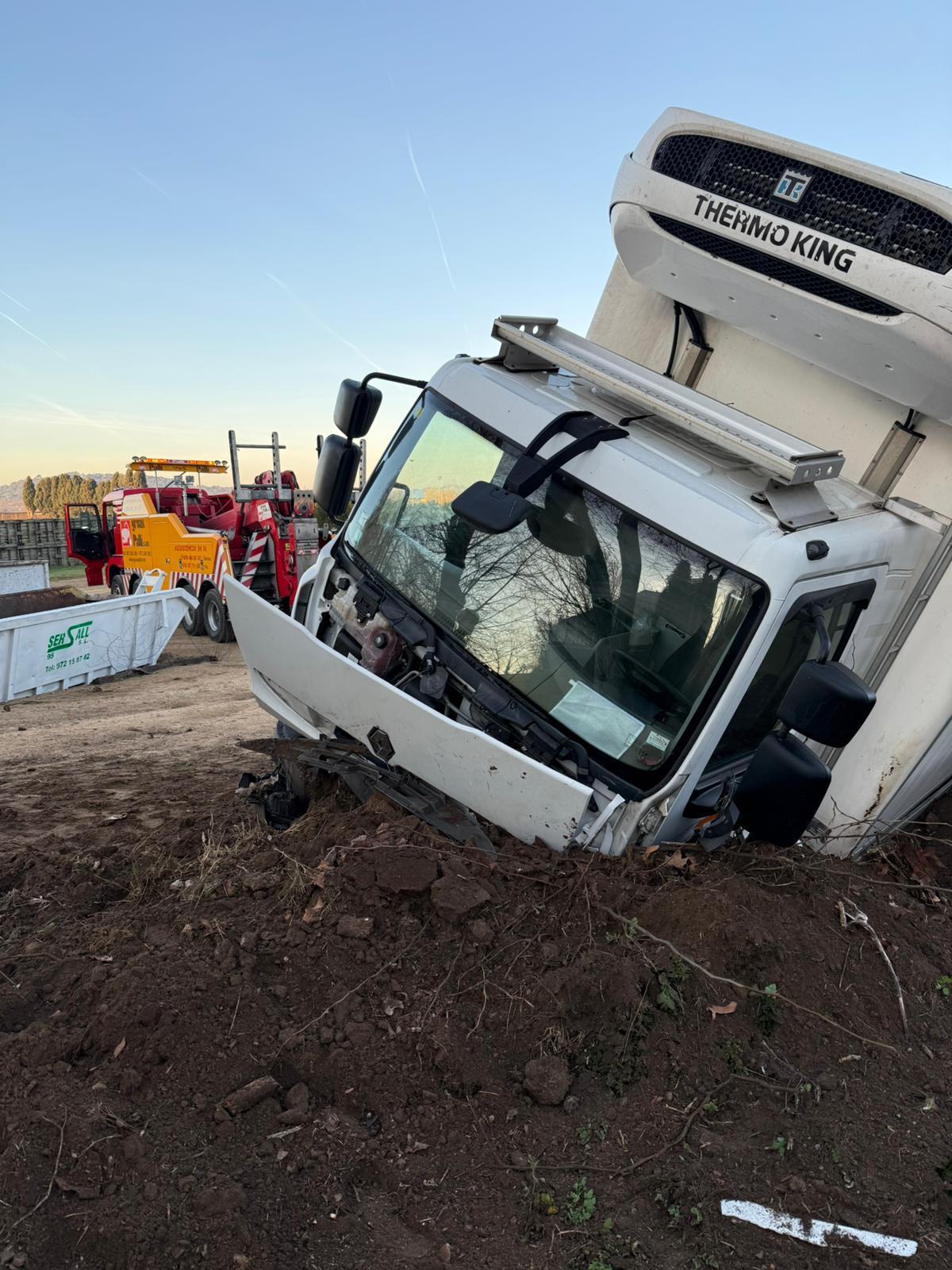 Les imatges del camió mig bolcat a Gualta