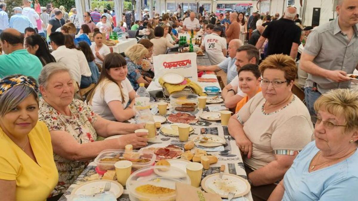 Susana Gutiérrez, primera por la izquierda, ayer, con el grupo con el que acudió a la cita de Posada de Llanera. | P. T.