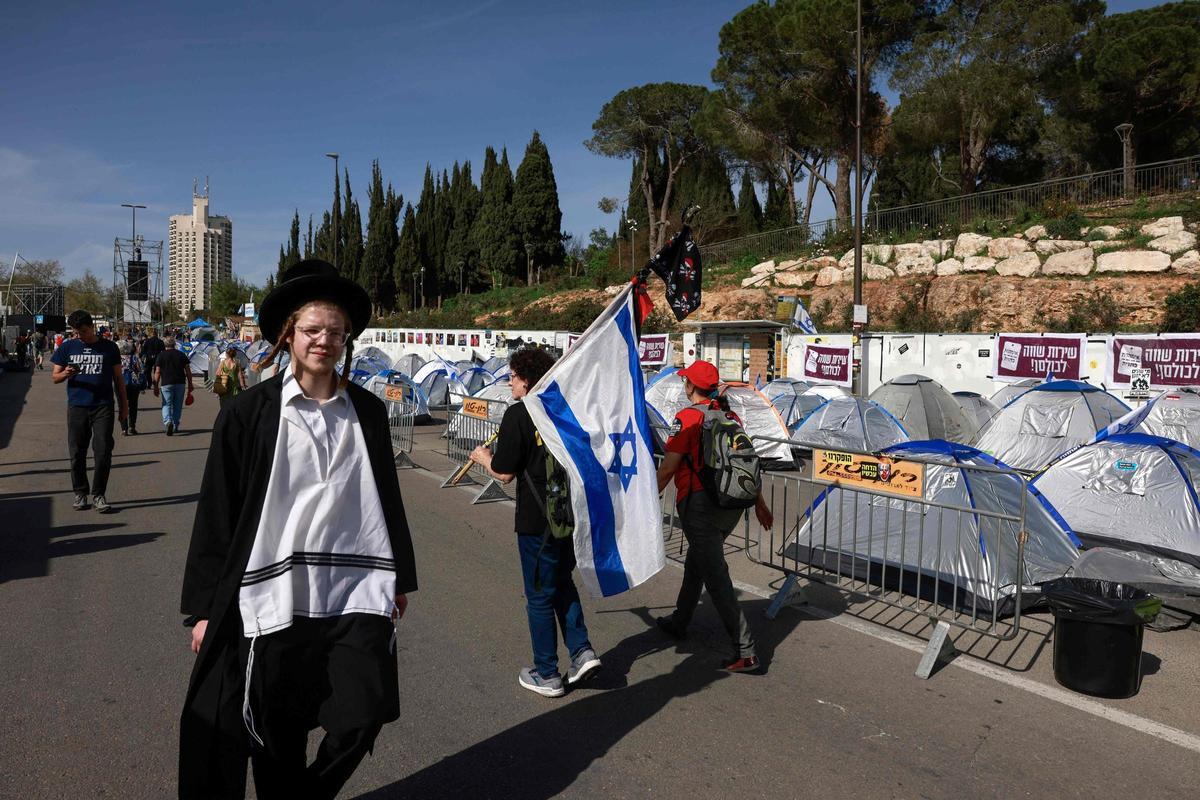 Manifestación exigiendo la destitución del primer ministro israelí Netanyahu frente a la Knesset, en Jerusalén