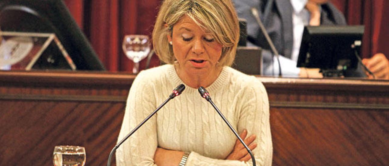 La consellera Núria Riera, ayer con semblante abatido en el Parlament.