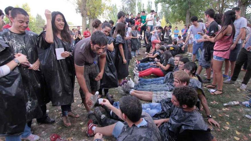 Alumnos zamoranos durante unas novatadas.