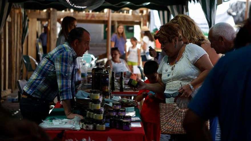 Expositor de productos de la tierra en una Feria organizada en Fermoselle.