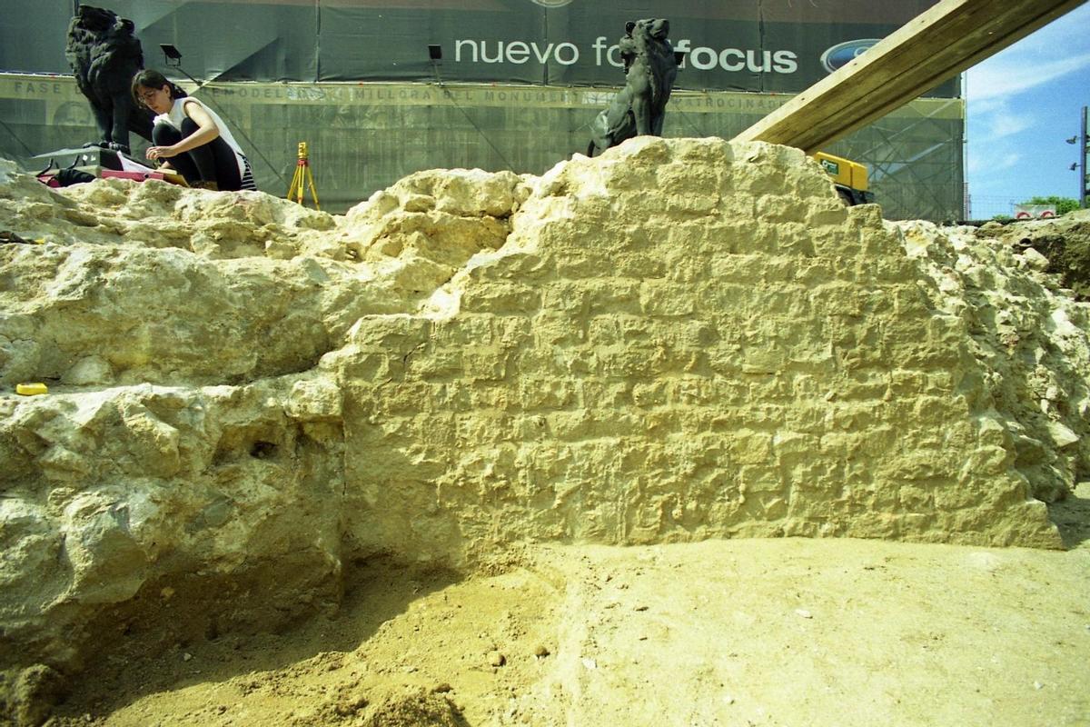 Base y contrafuerte de la Torre de les Puces, a los pies del monumento a Colón, en una intervención arqueológica de 1999