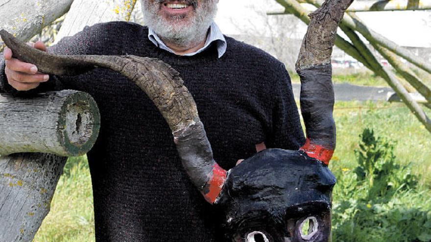 Tradition im Wandel: Andreu Ramis mit einer Teufelsmaske. Auch die &quot;dimonis&quot; sind letztlich Importe.