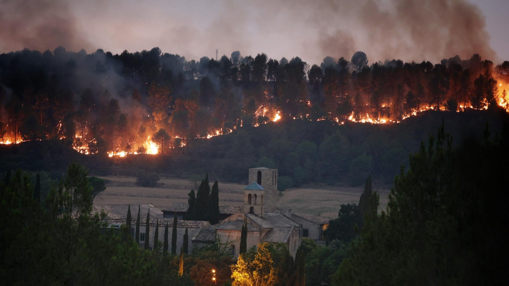 Sant Fruitós de Bages 17/ 05/07/2022 Incendio forestal en el Pont de Vilomara, Manresa (Bages) En la foto el incendio se aproxima al Mont Sant Benet, en Sant Fruitós de Bages FOTO de FERRAN NADEU