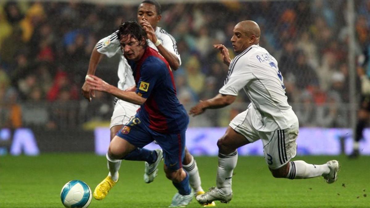 Roberto Carlos y Messi, en una imagen de 2006