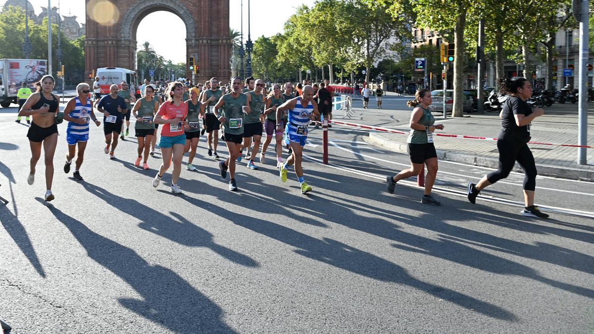 El Arco del Triunfo testigo del paso de la Cursa de la Mercè 2022.