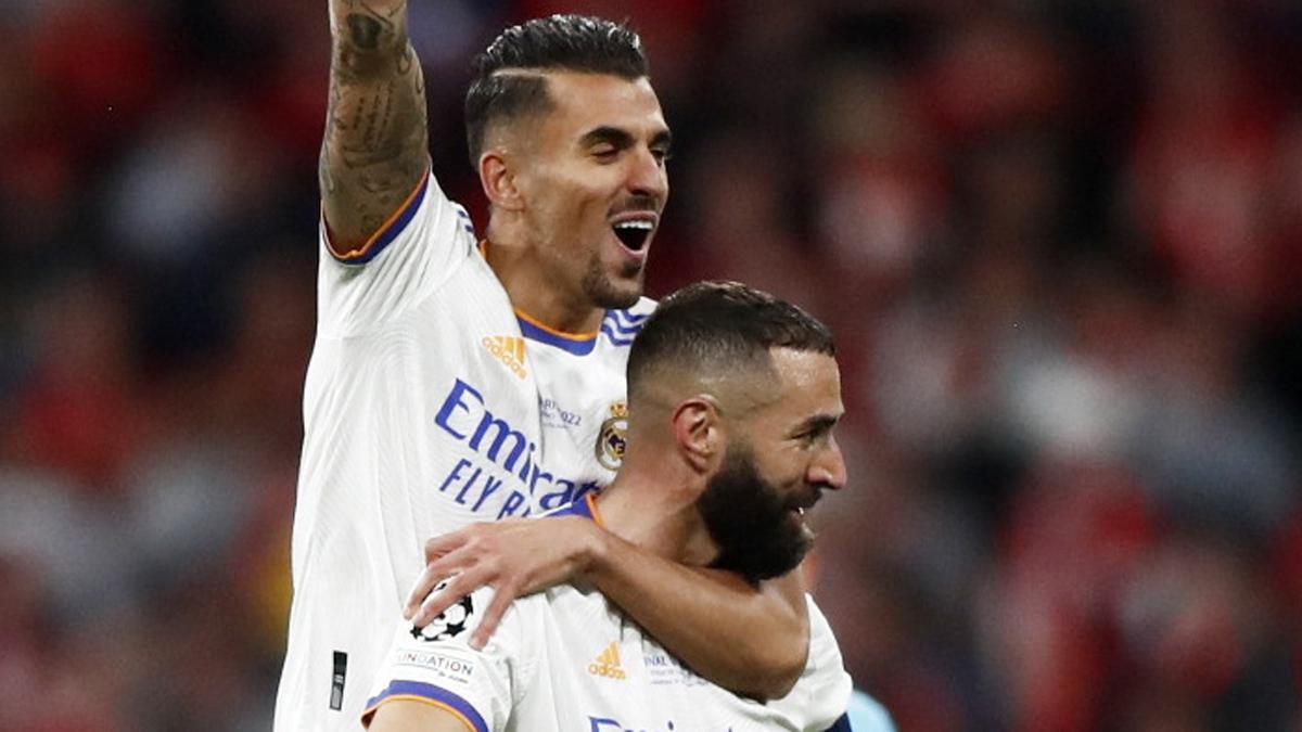 Dani Ceballos, jugador del Real Madrid, junto a su compañero Karim Benzema