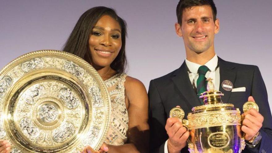 Serena Williams y Novak Djokovic con sus trofeos de campeones de Wimbledon de 2015