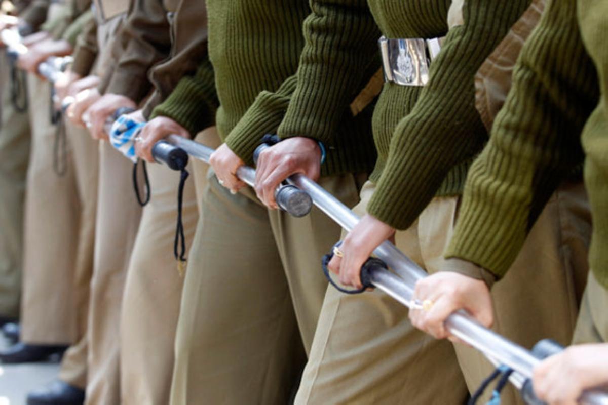 Dones de la policia índia formen una cadena per aturar la protesta dels treballadors del Partit Popular Democràtic (PPD), a Srinagar (Índia).