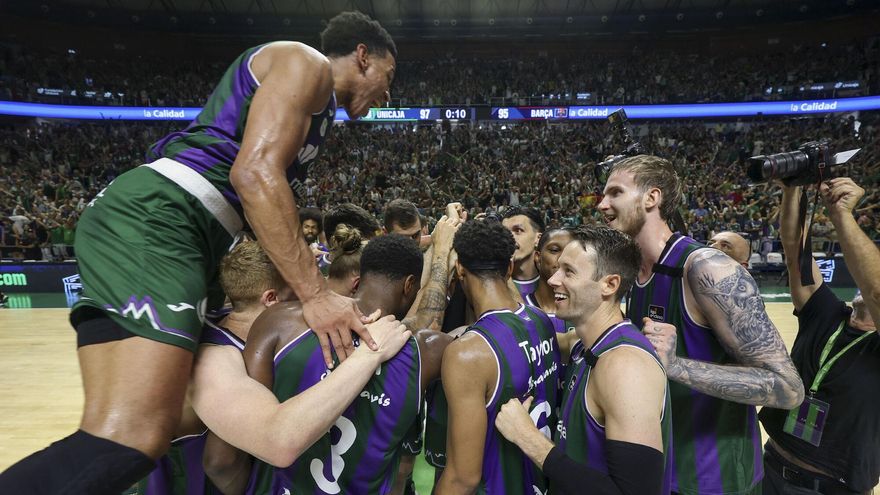 Los jugadores del Unicaja celebran su pase a semifinales tras ganar al Barça