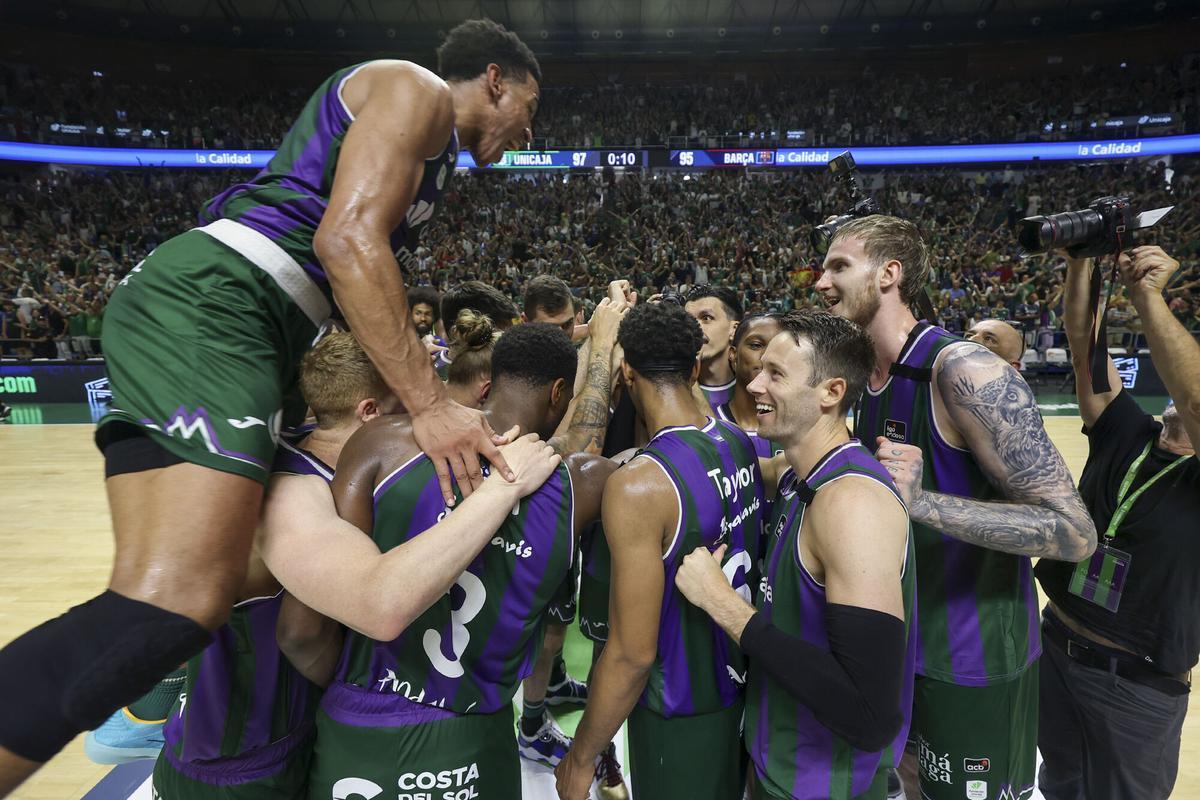 Los jugadores del Unicaja celebran su pase a semifinales tras ganar al Barça