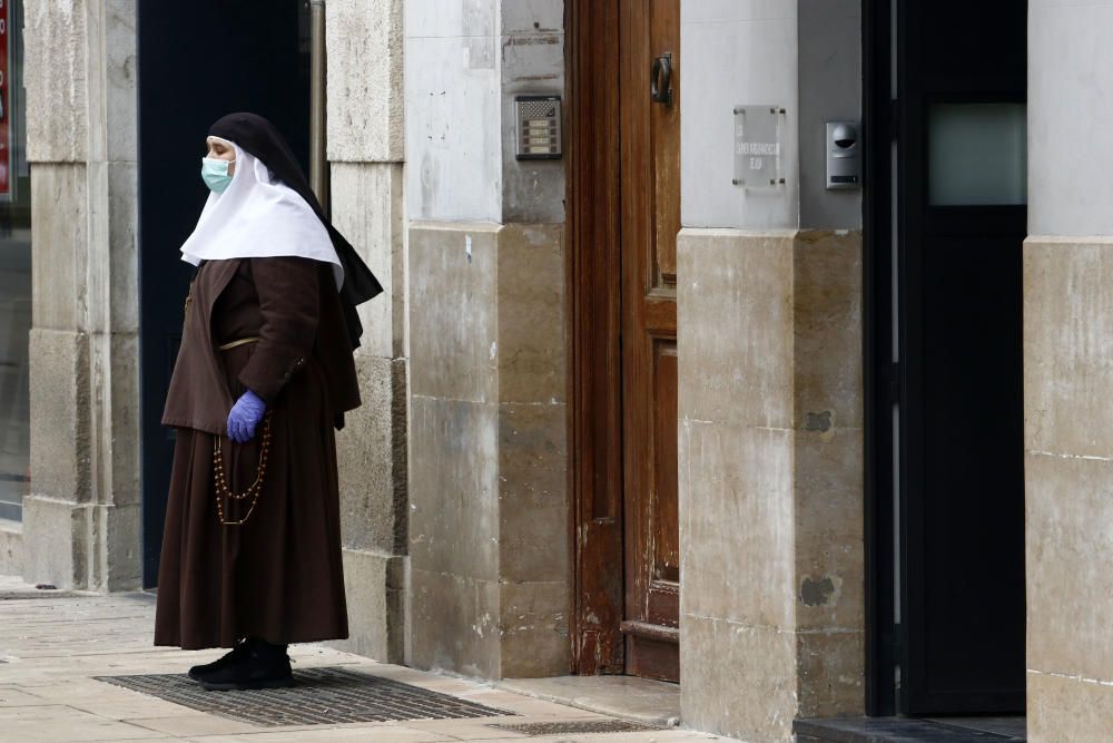 Mascarillas y guantes ya se han convertido en un complemento más de los malagueños, que siguen aprovechando las franjas horarias permitidas para dar sus paseos mientras los pequeños establecimientos se preparan para una reapertura cuando el progreso en la desescalada lo permita