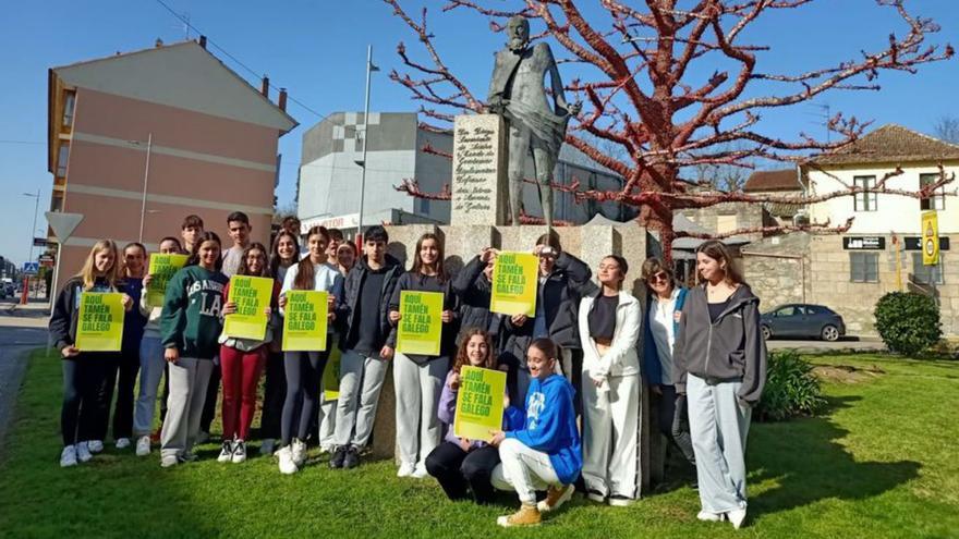 Alumnos do Auga da Laxe convidan a falar en galego