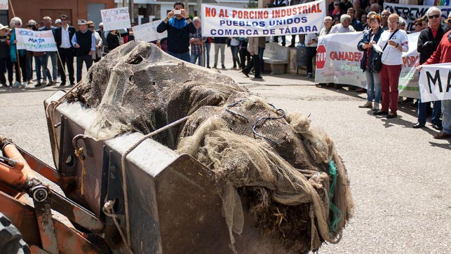 Un ganadero con una pala de estiercol frente a manifestantes en Santovenia en 2019.