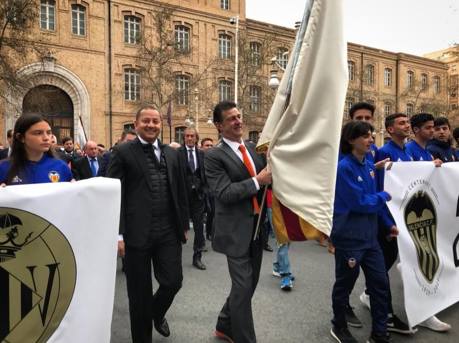 Momentos de la marcha cívica por el centenario del Valencia CF.