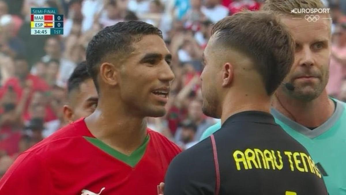 Achraf Hakimi se encara con Arnau tenas en el Marruecos - España