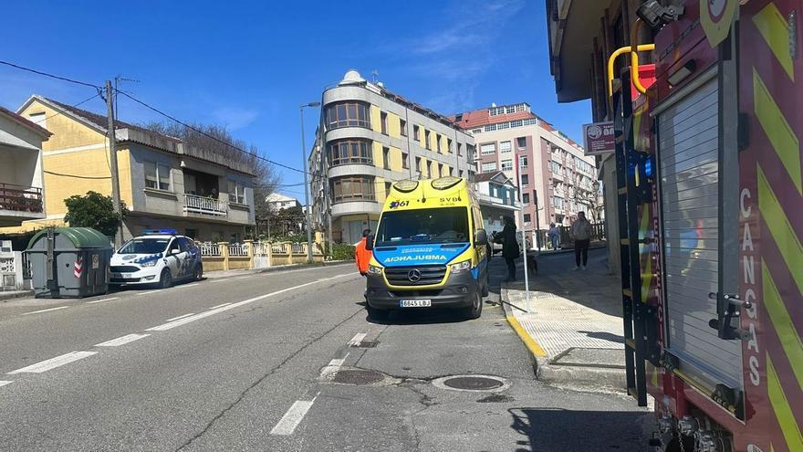 Un motorista herido tras caer y colisionar contra un coche en el centro de Cangas