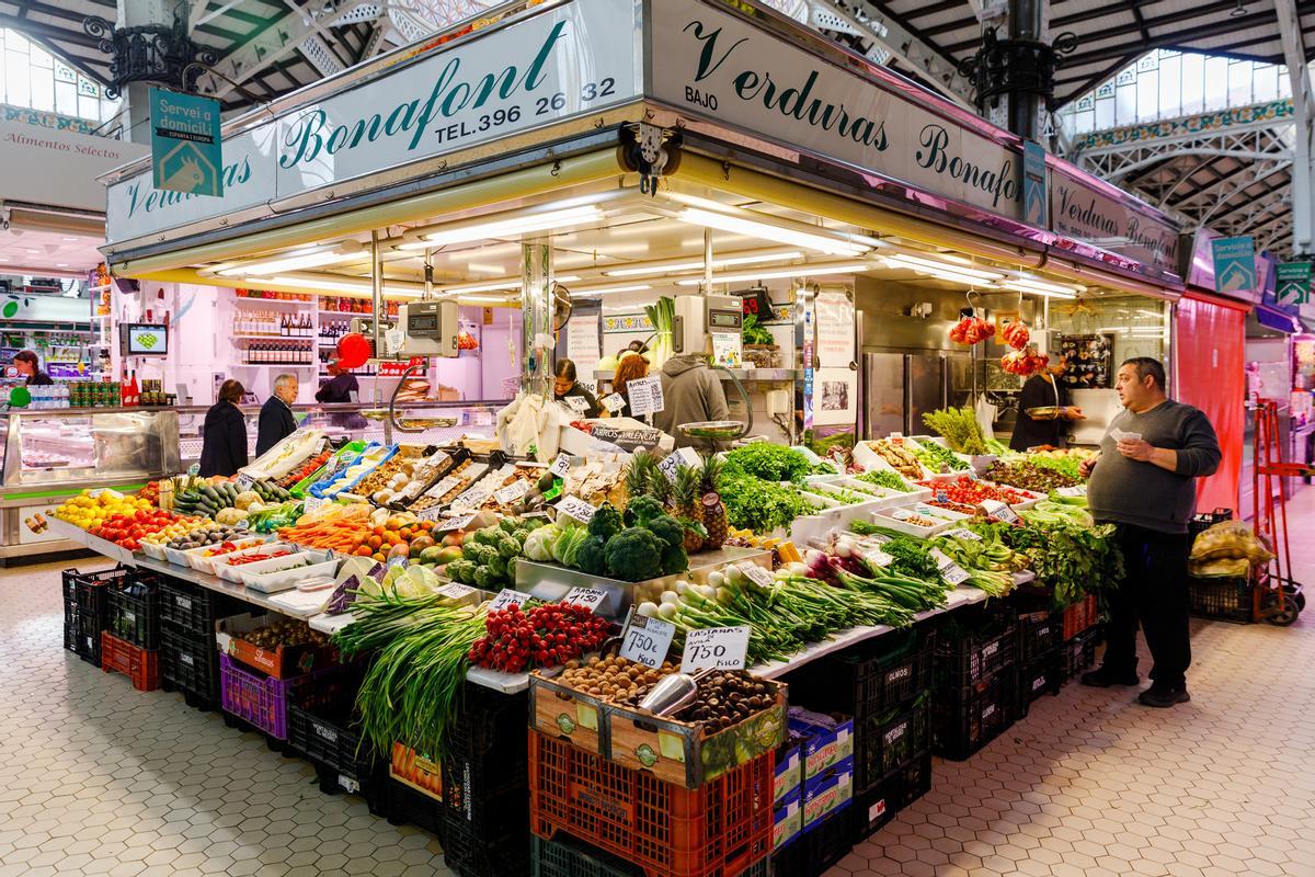 Interior y puestos del Mercado Central de Valencia.
