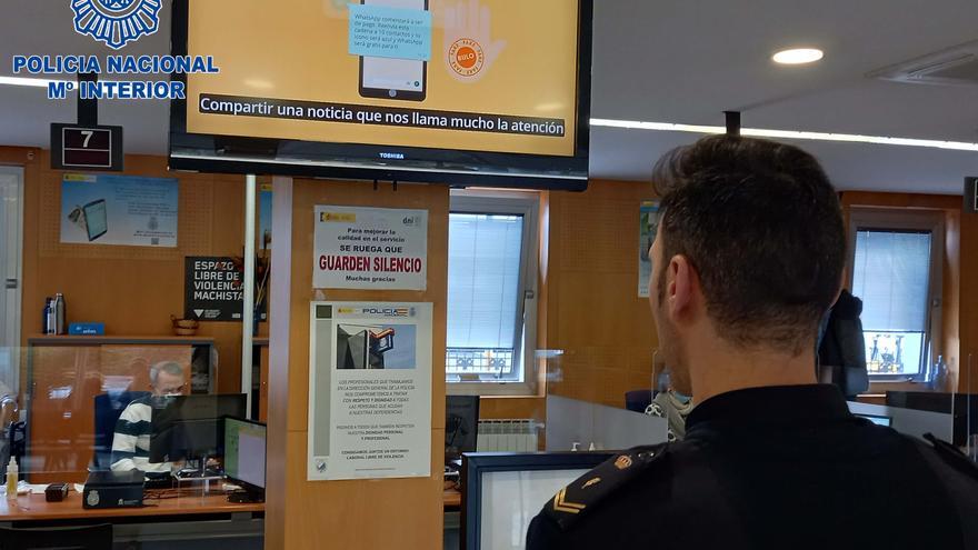 Mensajes para prevenir ciberestafas en las pantallas de la oficina del DNI en A Coruña