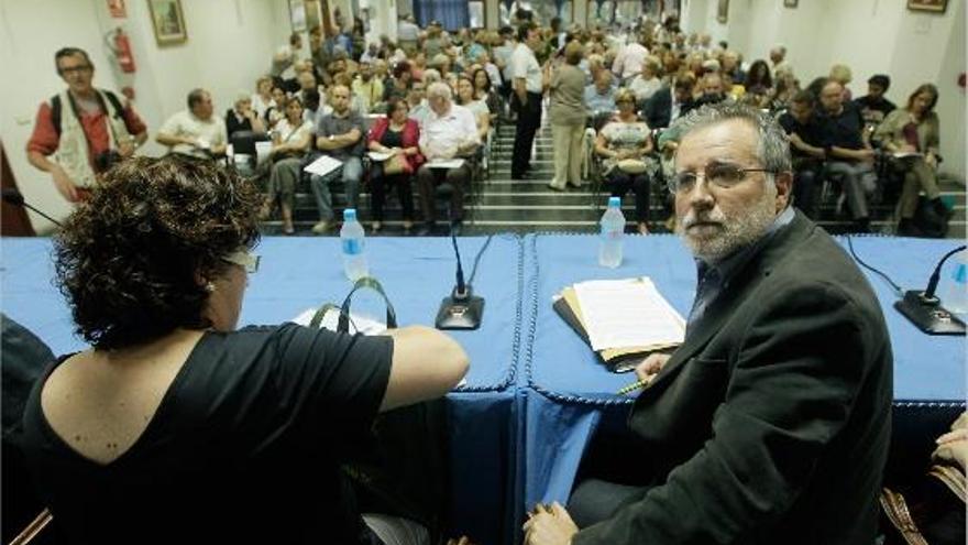 Amparo Moliner y Vicente Gallart al inicio de la asamblea celebrada ayer en el Ateneo Marítimo.