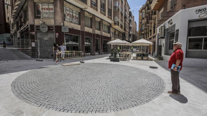 Los adoquines que ya decoran el centro de la Replaceta de les Barques. | ANTONIO AMORÓS