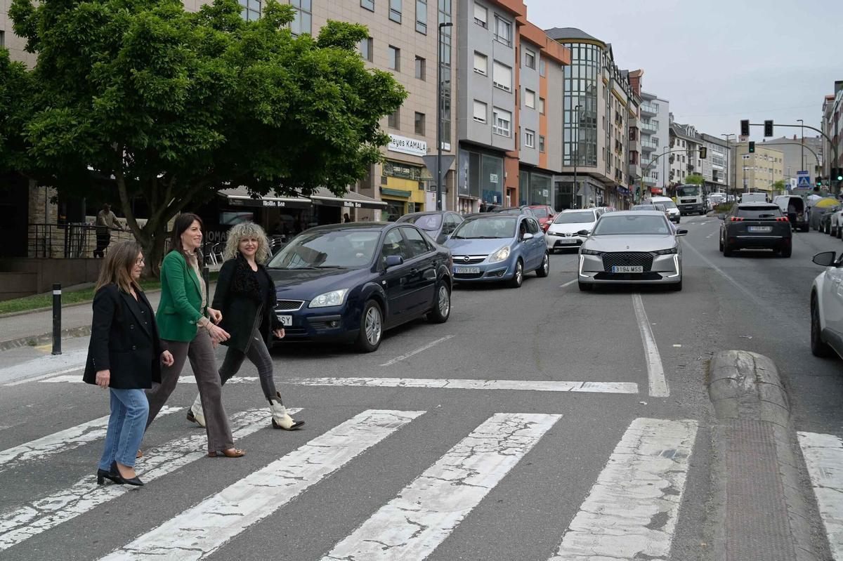 La conselleira María Allegue con la alcaldesa Diana Piñeiro cruzan, este lunes, la carretera de Costa da Tapia
