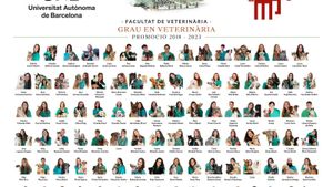 La orla de los estudiantes de Veterinaria de la UAB posando junto con sus mascotas. 