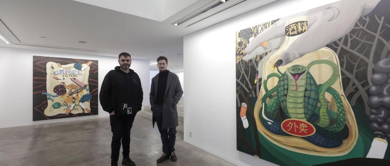 Tolo Cañellas y Francesc Rosselló, ayer, en la Galería Horrach Moyà. | MANU MIELNIEZUK