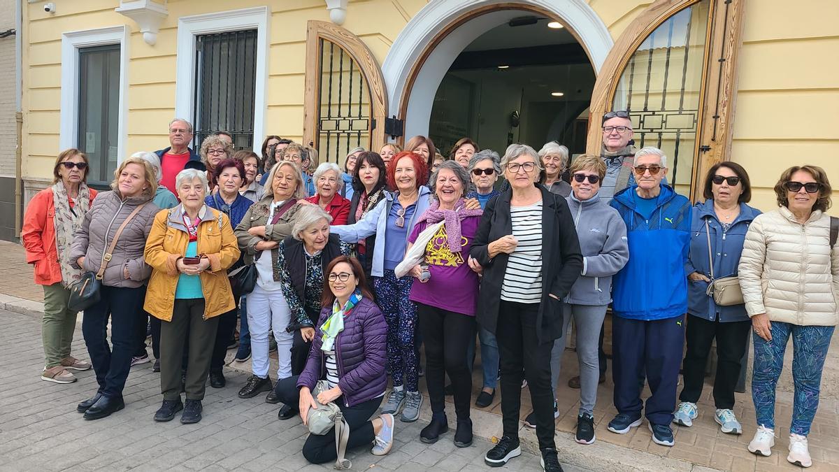 Vecinos y vecinas se concentran ante el ayuntamiento de Godella.