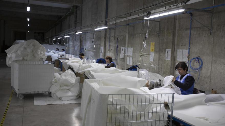 Trabajadoras de una firma textil de Ontinyent.