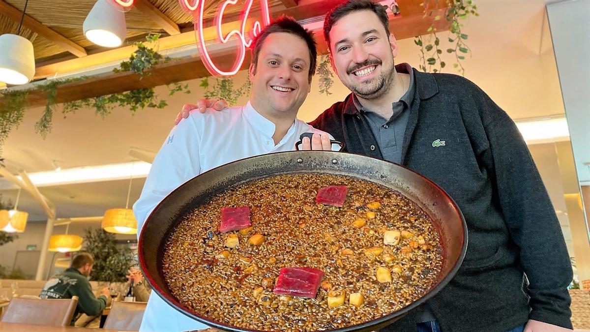 Miquel Sardà y Adrià Jimeno, con el arroz del 'senyoret' del restaurante Traca.