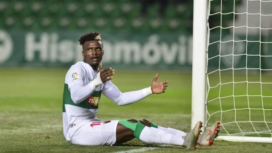 Sory Kaba, máximo goleador del Elche, se lamenta tras fallar una ocasión.