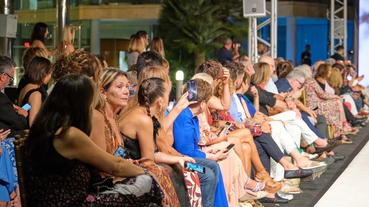 La revista Woman celebra su 30 aniversario con un desfile de Adlib Ibiza en los jardines de Diario de Ibiza