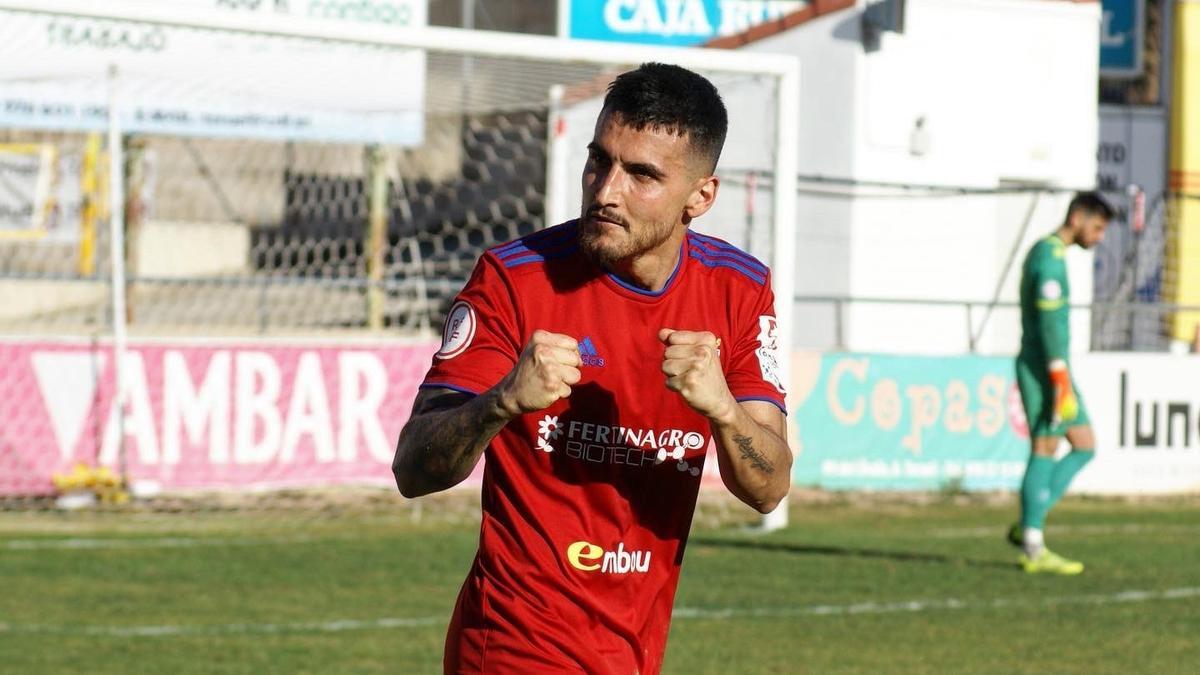 Dani Villa celebra el gol que le dio la victoria al CD Teruel.