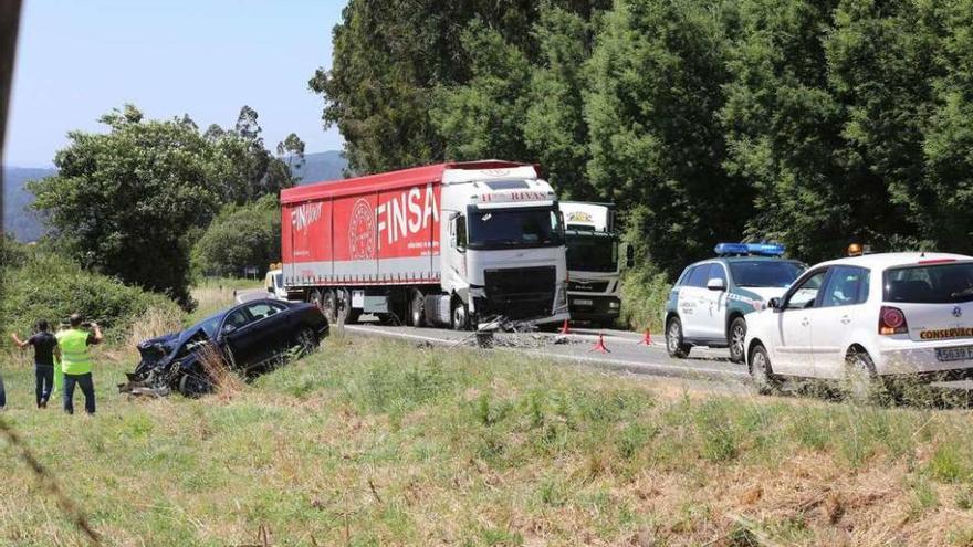 El turismo y el camión siniestrados, ayer, en el límite entre Cuntis y A Estrada. // Bernabé