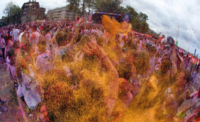 Miles de "corredores" participan en una nueva edición de la Holi Run en Vigo