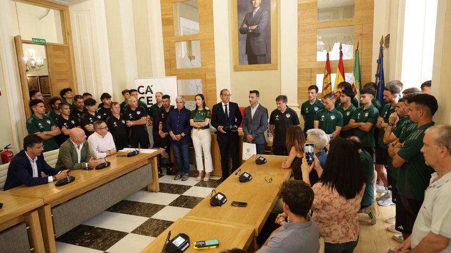 El alcalde de Cáceres recibe al Cacereño tras ascender a Primera Federación