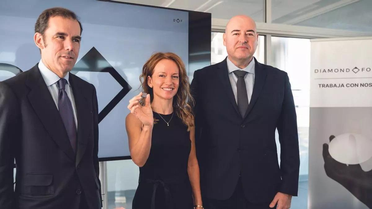 Responsables de Diamond Foundry muestran uno de los diamantes producidos en la fábrica instalada en Trujillo.